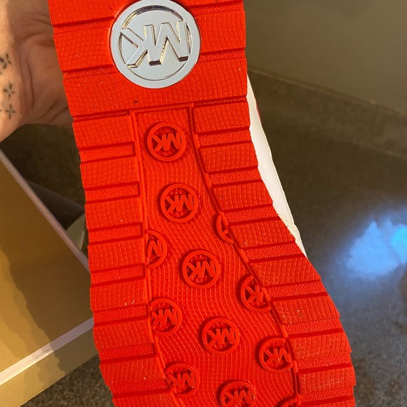 Brand new! Michael Kors sneakers size 7.5 - Picture 3 of 4